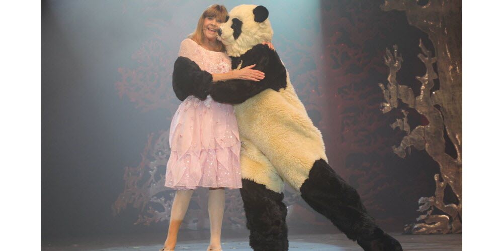 Pandi Panda retrouvé ? Julien Doré propose son propre costume à Chantal Goya